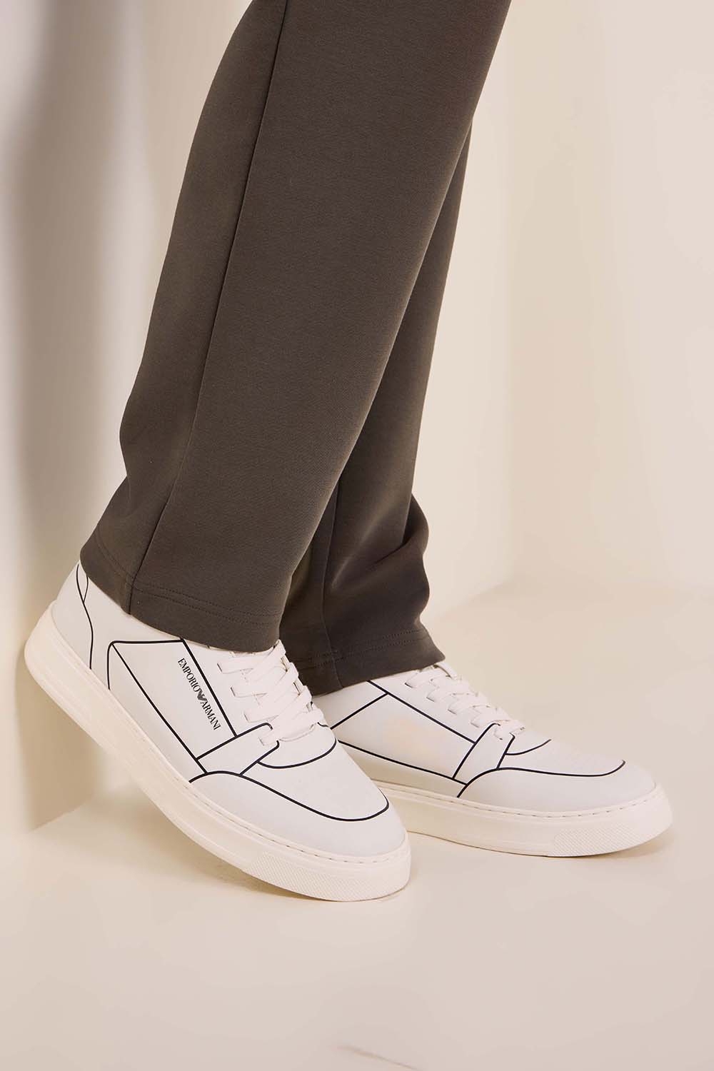 תמונת כל הלוק של נעלי סניקרס